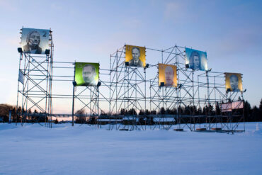 Maaliinstallatsioon “Hüvastijätt krooniga” Tallinn-Tartu mnt ääres . 2010